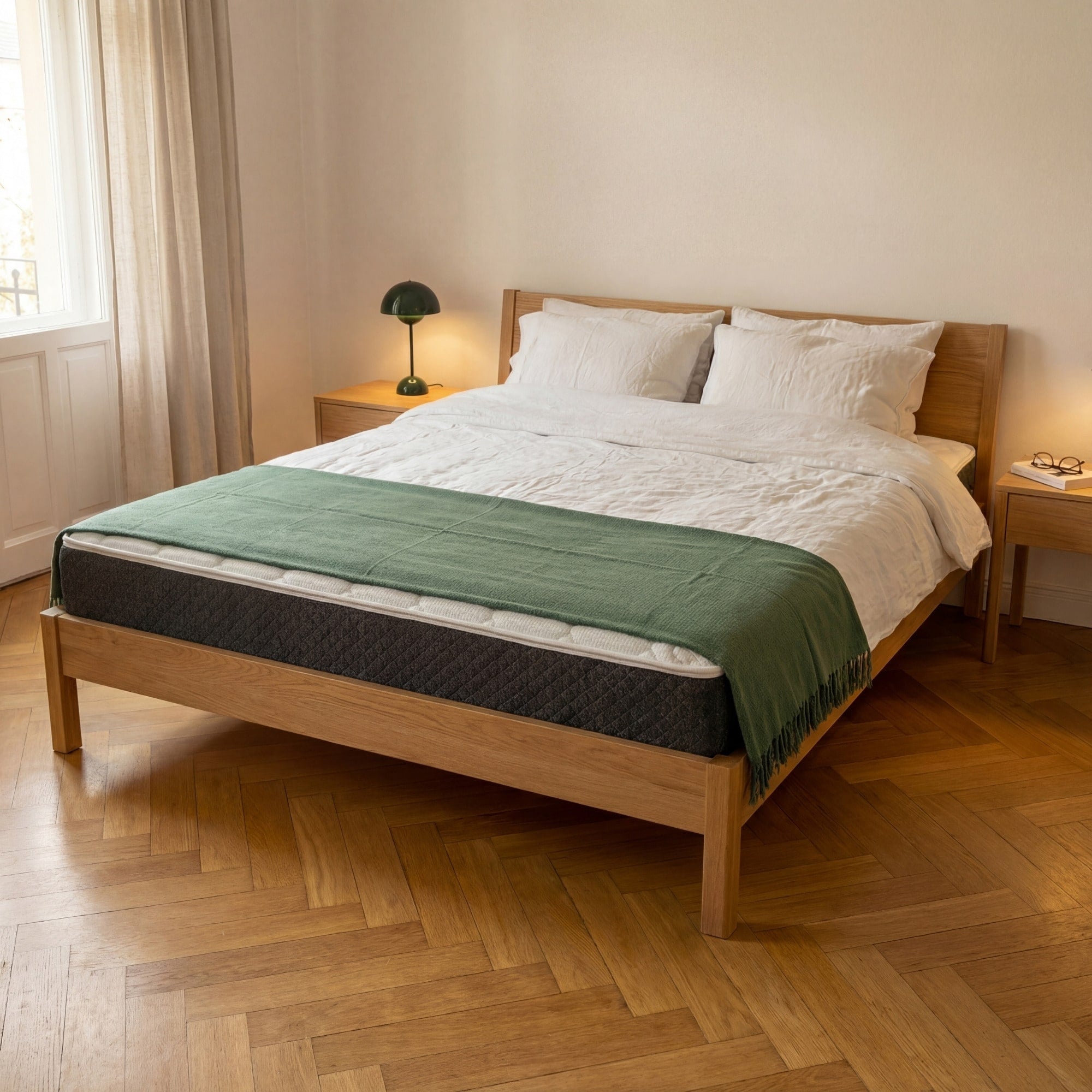 Feder & Kern Matratze auf Holzbett in modernem Schlafzimmer mit grünem Plaid
