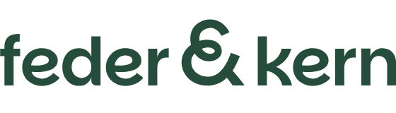 Feder & Kern Logo in dunkelgrüner Schrift auf weißem Hintergrund, modernes Design