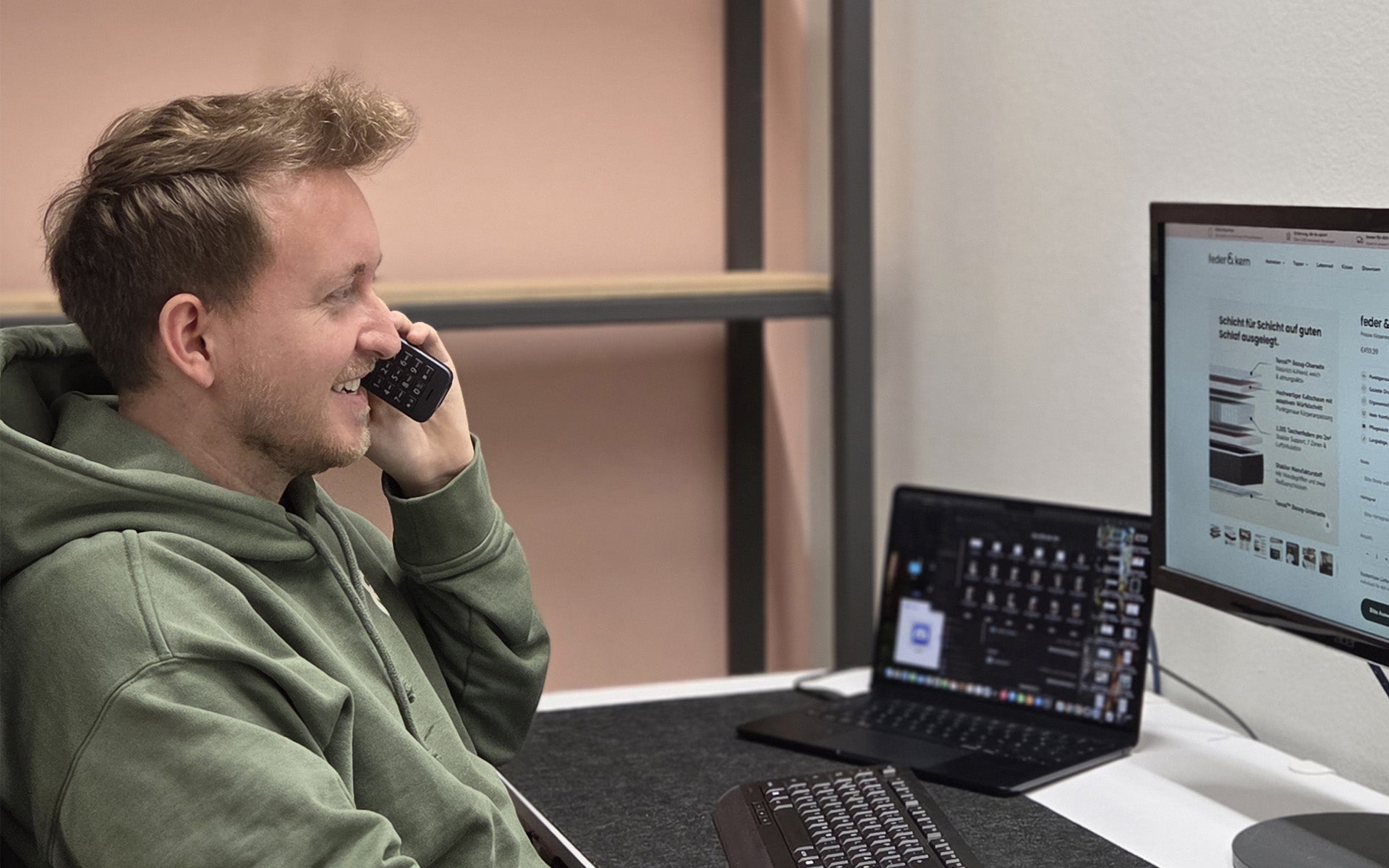 Feder & Kern telefonische Beratung, Peter am Schreibtisch mit Computer und Telefon