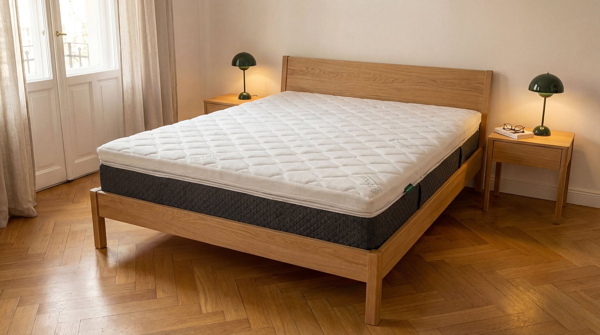 Feder & Kern Topper auf Bett mit Holzrahmen in modernem Schlafzimmer, Tageslicht