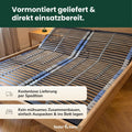 Ein Lattenrost aus Holz mit blauen Kunststoffelementen in einem Bettgestell aus Holz.