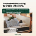 Feder & Kern relax Nackenstützkissen in weißer Farbe, auf dem eine Person in Seitenlage schläft.