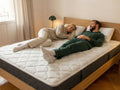 Feder und Kern Partnermatratze in einem hellen Schlafzimmer mit einem Paar, das entspannt darauf liegt